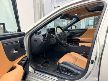 LEXUS ES 300h 2 5 HEV Luxury Line   Head-Up   360 Kame