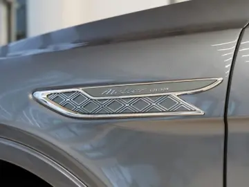 Bentley Bentayga V8 Atelier Edition