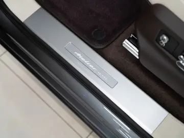 Bentley Bentayga V8 Atelier Edition