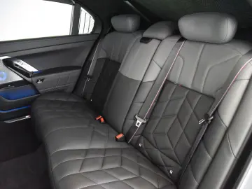 BMW 740d xDrive M Sport Pro ACC LED Pano HUD B&W