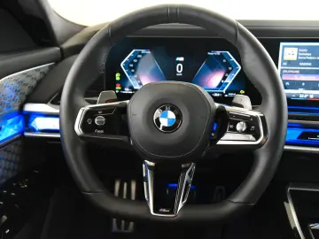 BMW 740d xDrive M Sport Pro ACC LED Pano HUD B&W