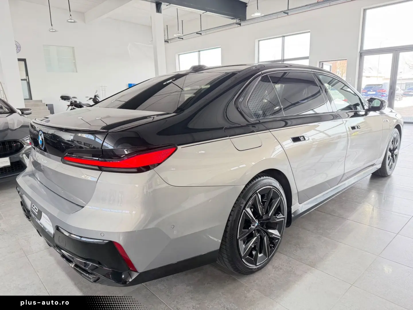 BMW M760e xDrive Two Tone Individual 3xTV SkyLounge