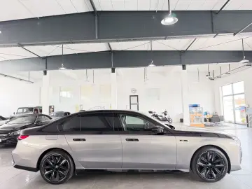 BMW M760e xDrive Two Tone Individual 3xTV SkyLounge