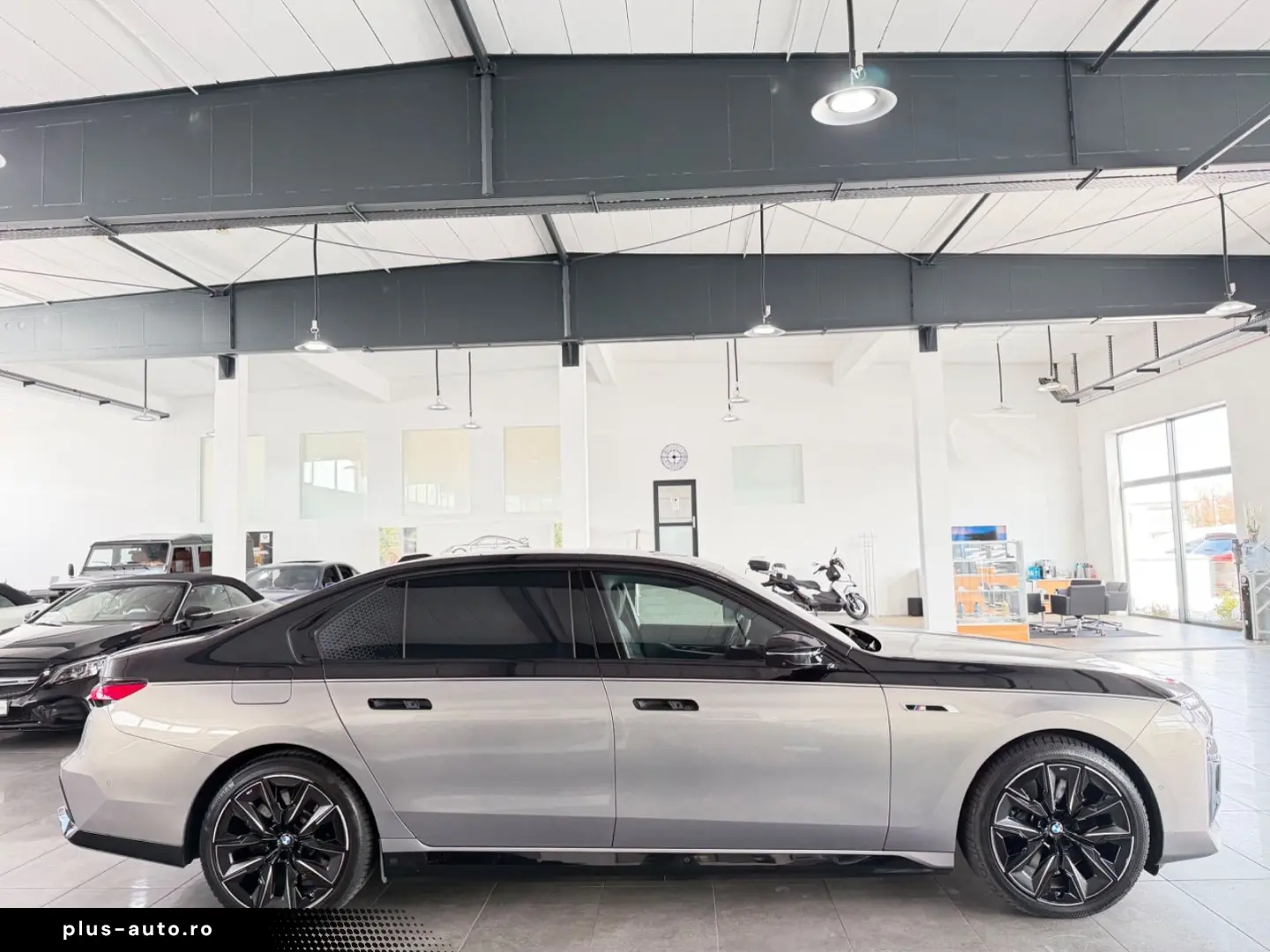 BMW M760e xDrive Two Tone Individual 3xTV SkyLounge