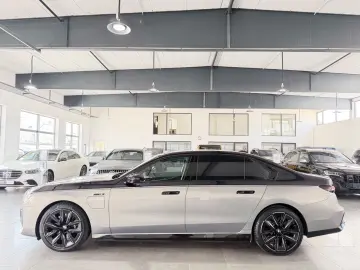 BMW M760e xDrive Two Tone Individual 3xTV SkyLounge