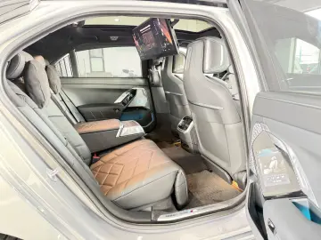 BMW M760e xDrive Two Tone Individual 3xTV SkyLounge