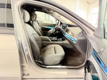 BMW M760e xDrive Two Tone Individual 3xTV SkyLounge