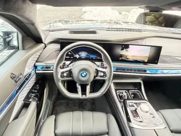 BMW M760e xDrive Two Tone Individual 3xTV SkyLounge