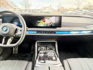 BMW M760e xDrive Two Tone Individual 3xTV SkyLounge