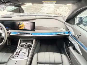 BMW M760e xDrive Two Tone Individual 3xTV SkyLounge