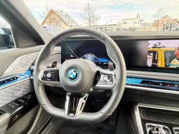 BMW M760e xDrive Two Tone Individual 3xTV SkyLounge