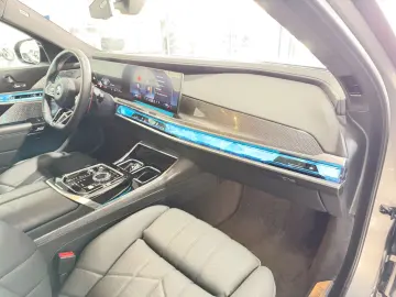 BMW M760e xDrive Two Tone Individual 3xTV SkyLounge