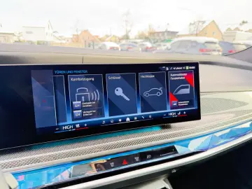 BMW M760e xDrive Two Tone Individual 3xTV SkyLounge