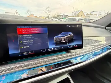 BMW M760e xDrive Two Tone Individual 3xTV SkyLounge