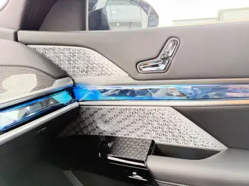 BMW M760e xDrive Two Tone Individual 3xTV SkyLounge