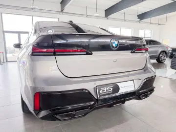 BMW M760e xDrive Two Tone Individual 3xTV SkyLounge