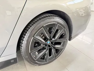 BMW M760e xDrive Two Tone Individual 3xTV SkyLounge