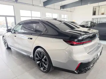 BMW M760e xDrive Two Tone Individual 3xTV SkyLounge