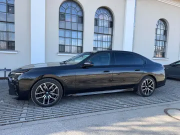 BMW 740d xDrive M Sport Executive Sky Lounge Massage