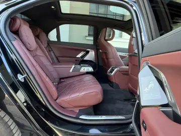 BMW 740d xDrive M Sport Executive Sky Lounge Massage