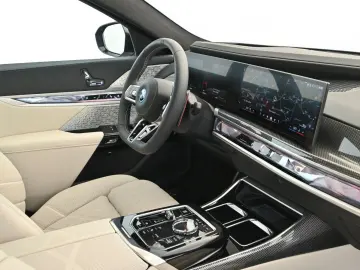 BMW M760e xDrive