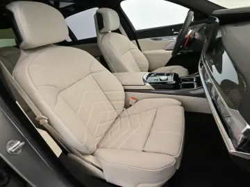 BMW M760e xDrive