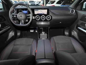 MERCEDES-BENZ GLA 180 AMG