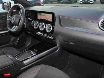 MERCEDES-BENZ GLA 180 AMG