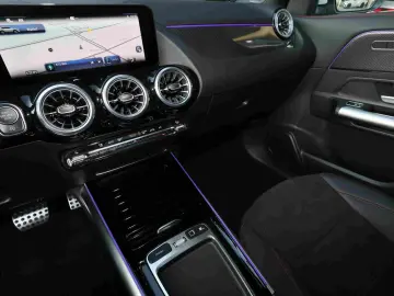 MERCEDES-BENZ GLA 180 AMG