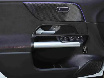 MERCEDES-BENZ GLA 180 AMG