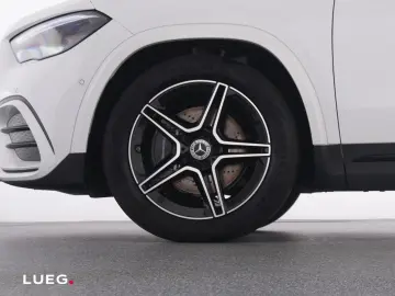 MERCEDES-BENZ GLA 180 AMG