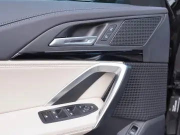 BMW X1 18 i sDrive xLine  MIT 2 JAHREN GARANTIE