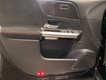 MERCEDES-BENZ GLA 180