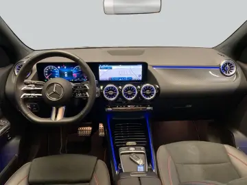 MERCEDES-BENZ GLA 180 AMG