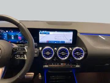 MERCEDES-BENZ GLA 180 AMG