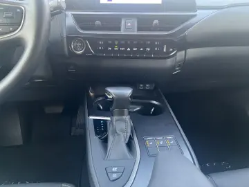 LEXUS UX 250h F-SPORT-D. 1HD ALLW  15J-GARANTIE