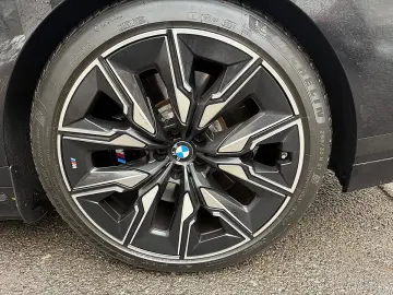 BMW M760e xDrive Limousine 18 7 kWh Aut.