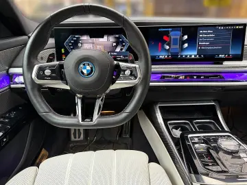 BMW M760e xDrive Limousine 18 7 kWh Aut.