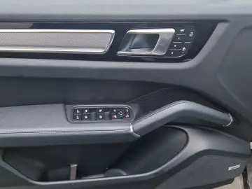 PORSCHE Cayenne S Platinum SportDesign HALenk Standh 18w