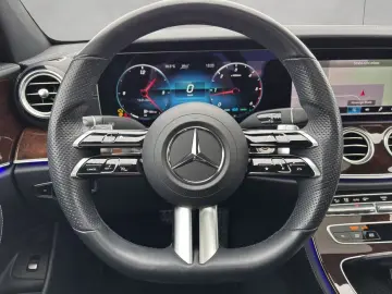 MERCEDES-BENZ E 300 d 4M AMG HuD Pano Standheizung