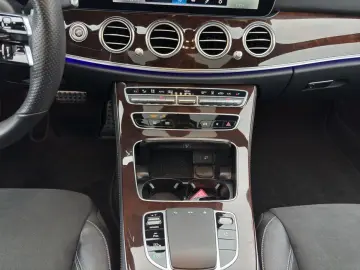 MERCEDES-BENZ E 300 d 4M AMG HuD Pano Standheizung