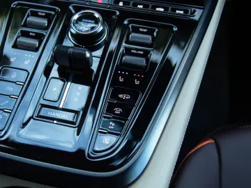 FACELIFT ASTON MARTIN DBX 707 PURPLE STORM 2025