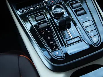 FACELIFT ASTON MARTIN DBX 707 PURPLE STORM 2025