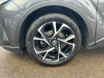 TOYOTA C-HR 2 0 Hybrid Team D