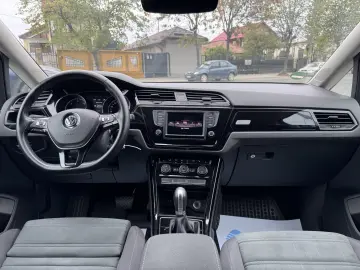 VW Touran   2016  cutie automată  7 Locuri