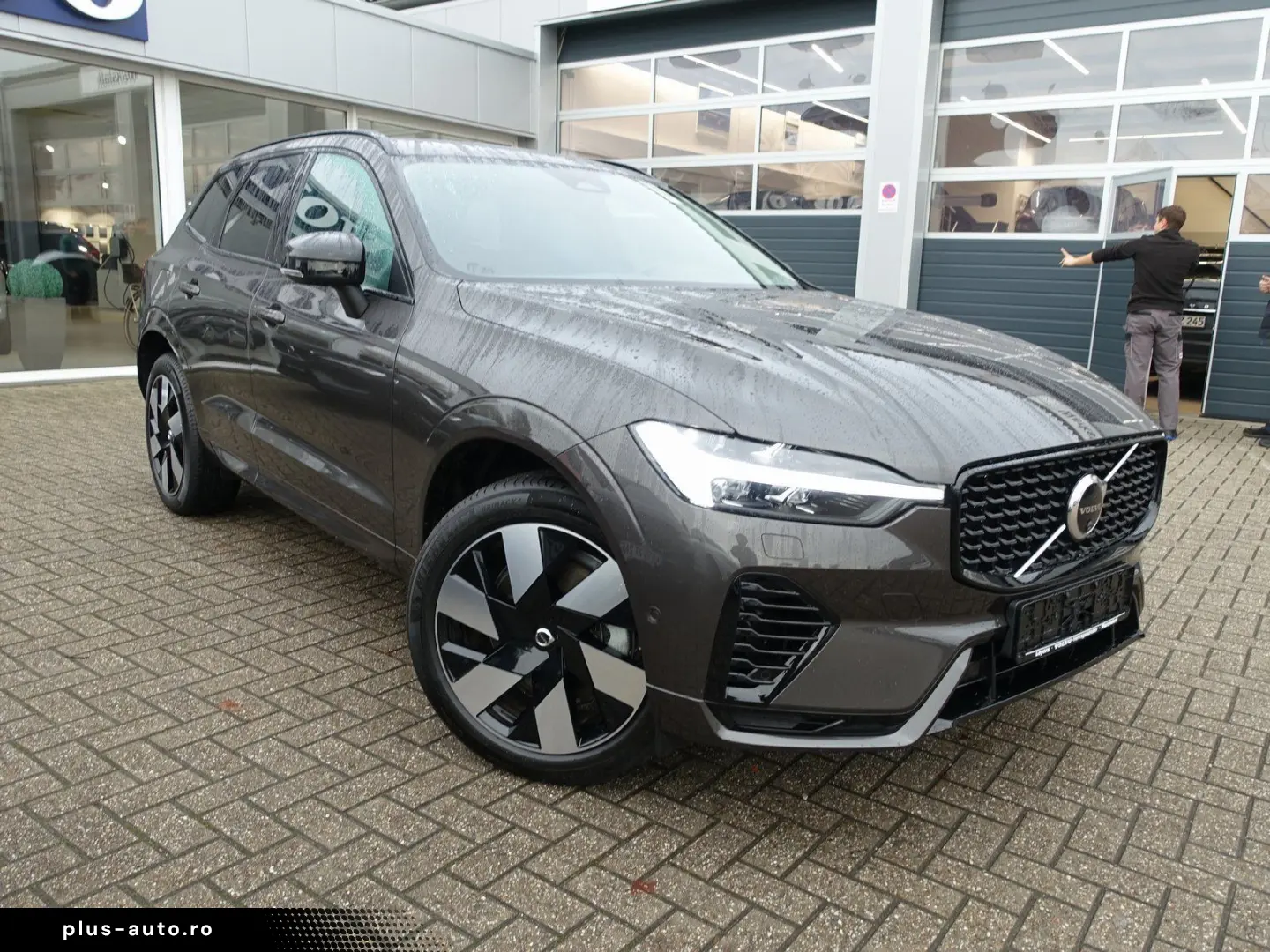 VOLVO XC60 Plus Dark T6 AWD Plug-in 360  Pano H&K