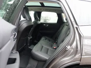 VOLVO XC60 Plus Dark T6 AWD Plug-in 360  Pano H&K