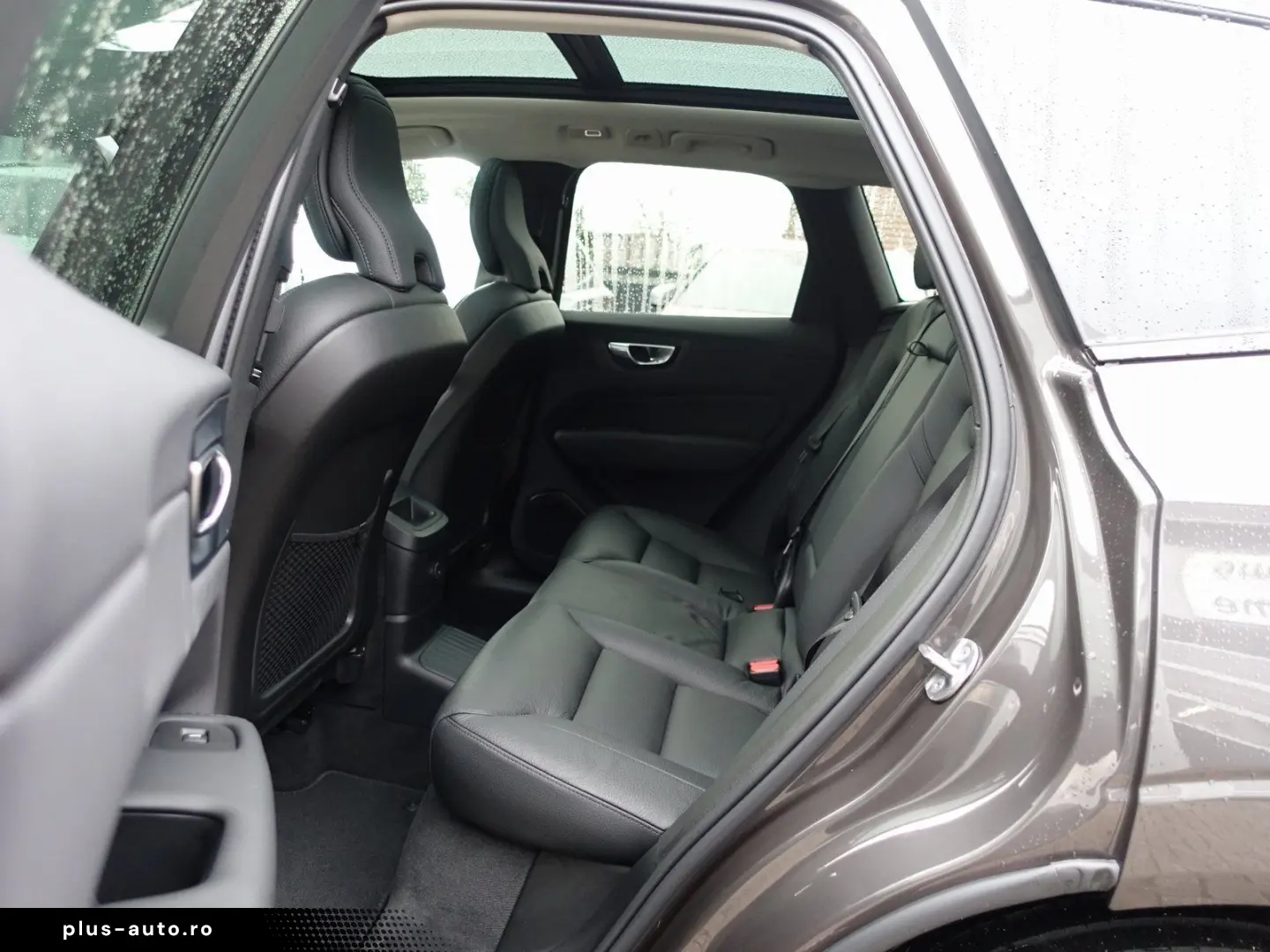 VOLVO XC60 Plus Dark T6 AWD Plug-in 360  Pano H&K