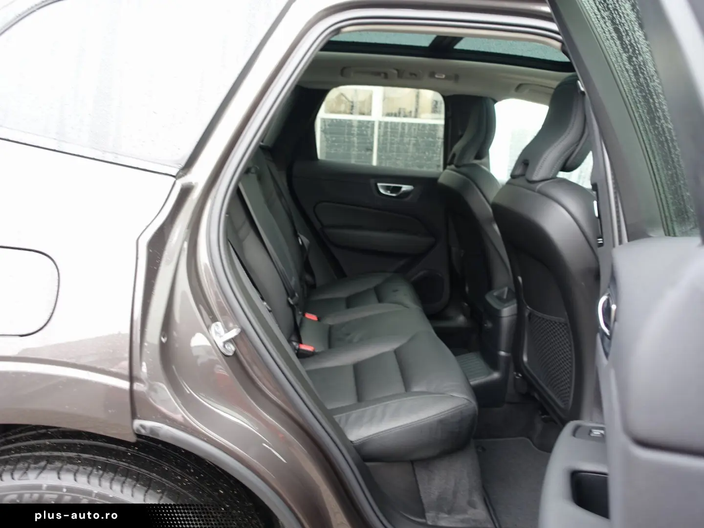 VOLVO XC60 Plus Dark T6 AWD Plug-in 360  Pano H&K