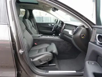 VOLVO XC60 Plus Dark T6 AWD Plug-in 360  Pano H&K